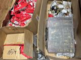 deux cartons d'objets hétéroclites posés sur le sol