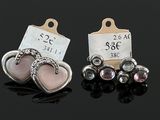 plusieurs types de bijoux sont présentés sur une surface noire