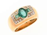gros plan d'une bague avec une pierre verte et des diamants