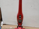 un aspirateur rouge posé par terre