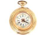 une image d'une montre de poche en or avec des chiffres romains sur le cadran