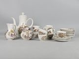 de nombreux types de cafetières et de tasses sur la table