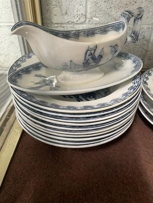 une pile d'assiettes recouvertes de sauce