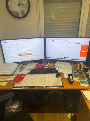 un bureau sur lequel se trouvent deux écrans d'ordinateur et un ordinateur portable
