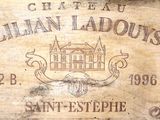 une boîte en bois sur laquelle est accrochée une pancarte indiquant « Château Lilian Ladouis »