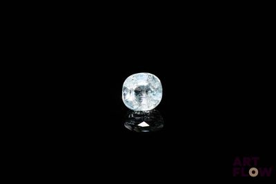 gros plan d'un diamant blanc sur une surface noire