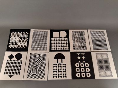 six cartes en noir et blanc présentant différents motifs