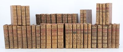un grand nombre de vieux livres empilés les uns sur les autres