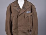 une photo d'une veste marron posée sur un mannequin