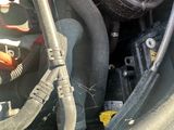 un gros plan du moteur d'une voiture avec des câbles