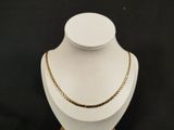 un gros plan d'un collier sur un mannequin, sur fond noir