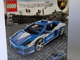 la boîte de la voiture de course lego est ouverte et prête à être jouée