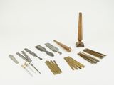 tout un assortiment d'outils est disposé sur une surface blanche