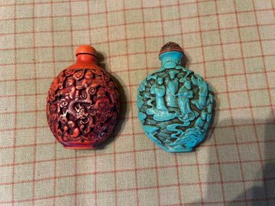 deux petits vases posés sur une table