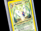 gros plan d'une carte pokemon sur fond noir