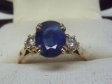 une image d'une bague en saphir bleu et diamant