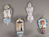 quatre horloges murales en céramique accrochées en rangée sur un mur