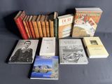 plusieurs livres sont empilés sur une table