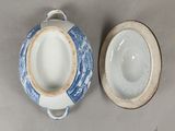 deux assiettes bleues et blanches accrochées l'une à côté de l'autre au mur