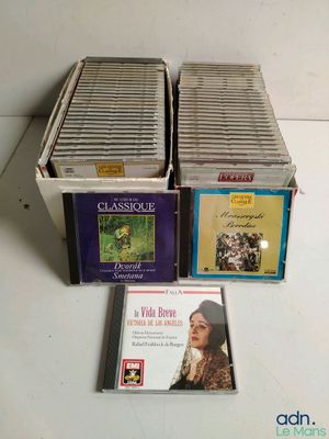 Deux cassettes et un CD sont posés sur une table