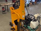 une machine jaune posée sur une palette dans un entrepôt