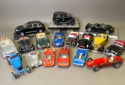 un grand nombre de petites voitures posées sur une table