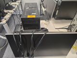beaucoup d'ordinateurs posés sur un bureau