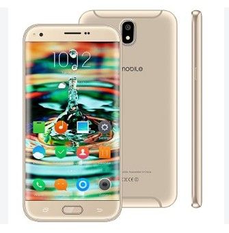 un gros plan d'un téléphone portable avec une goutte d'eau sur l'écran