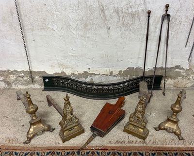 un grand nombre d'objets différents posés sur le sol