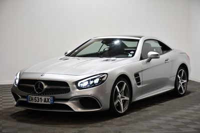La Mercedes SLC est garée dans une pièce blanche