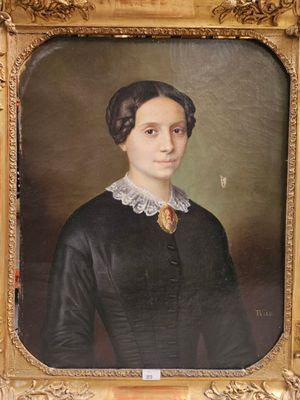 portrait d'une femme en robe noire dans un cadre doré