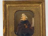 portrait d'une femme en manteau de fourrure, assise, dans un cadre doré