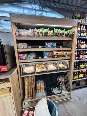 de nombreux rayons de produits alimentaires et de boissons dans le magasin