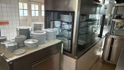 beaucoup d'assiettes sur le plan de travail de la cuisine
