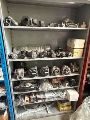 une étagère remplie de pièces diverses dans un garage