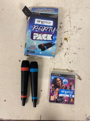 deux microphones et un jeu vidéo posés sur la table