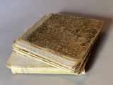 plusieurs vieux livres empilés sur une table