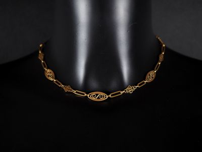gros plan d'un collier en or sur un mannequin