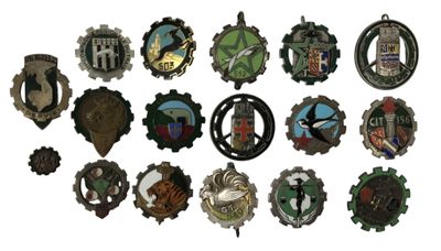 un grand nombre de badges sur une surface blanche