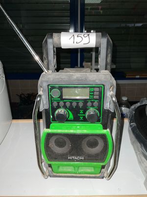 une radio posée sur une table