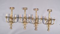 Suite de quatre appliques à trois bras de lumière aux cors d…
