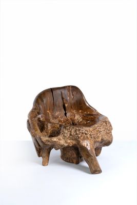 une chaise en bois posée sur une surface blanche