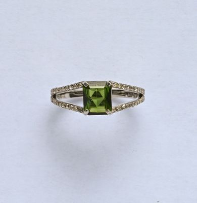Bague en or gris 9K (375/oo) centrée d'une tourmaline verte …