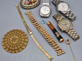 une collection de montres, de bracelets et de broches