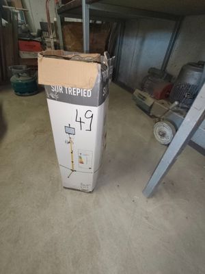 une boîte posée par terre dans le garage