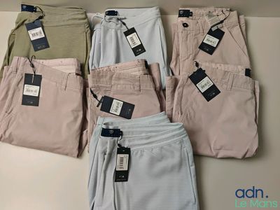 cinq paires de pantalons chino pour homme, encore étiquetés