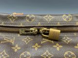 un gros plan sur la fermeture éclair d'un sac Louis Vuitton