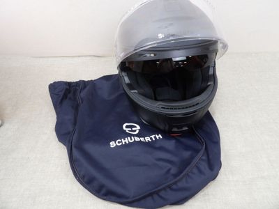 un casque et un sac posés par terre