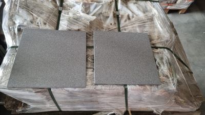plusieurs pièces de bois sont empilées sur une palette dans un entrepôt
