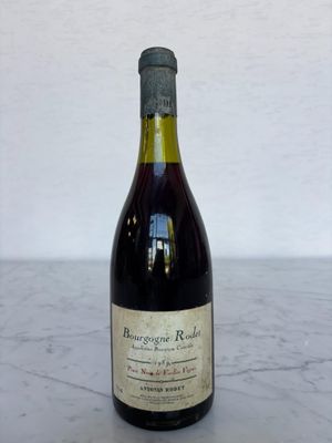 une bouteille de vin posée sur une table